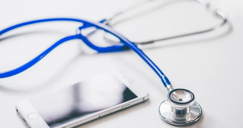 Quels sont les exemples d'objets connectés utilisés pour améliorer la santé ?